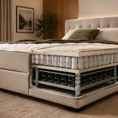 Boxspringbett als Schnittdarstellung mit sichtbaren Metallfedern in Matratze und Untergestell.
